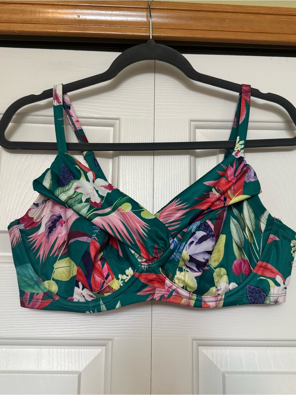 Dorina tropical hibiscus underwire bikini top in 38D